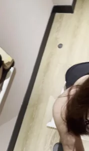 天津眼镜婊反差母猪口活，镜前跪舔怎么样！